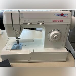 SINGER 2517C Sewing Machine - Zigzag Free arm W/ Manual Extra Accessories Works!